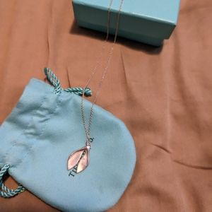 Rare Elsa Peretti whale tale necklace